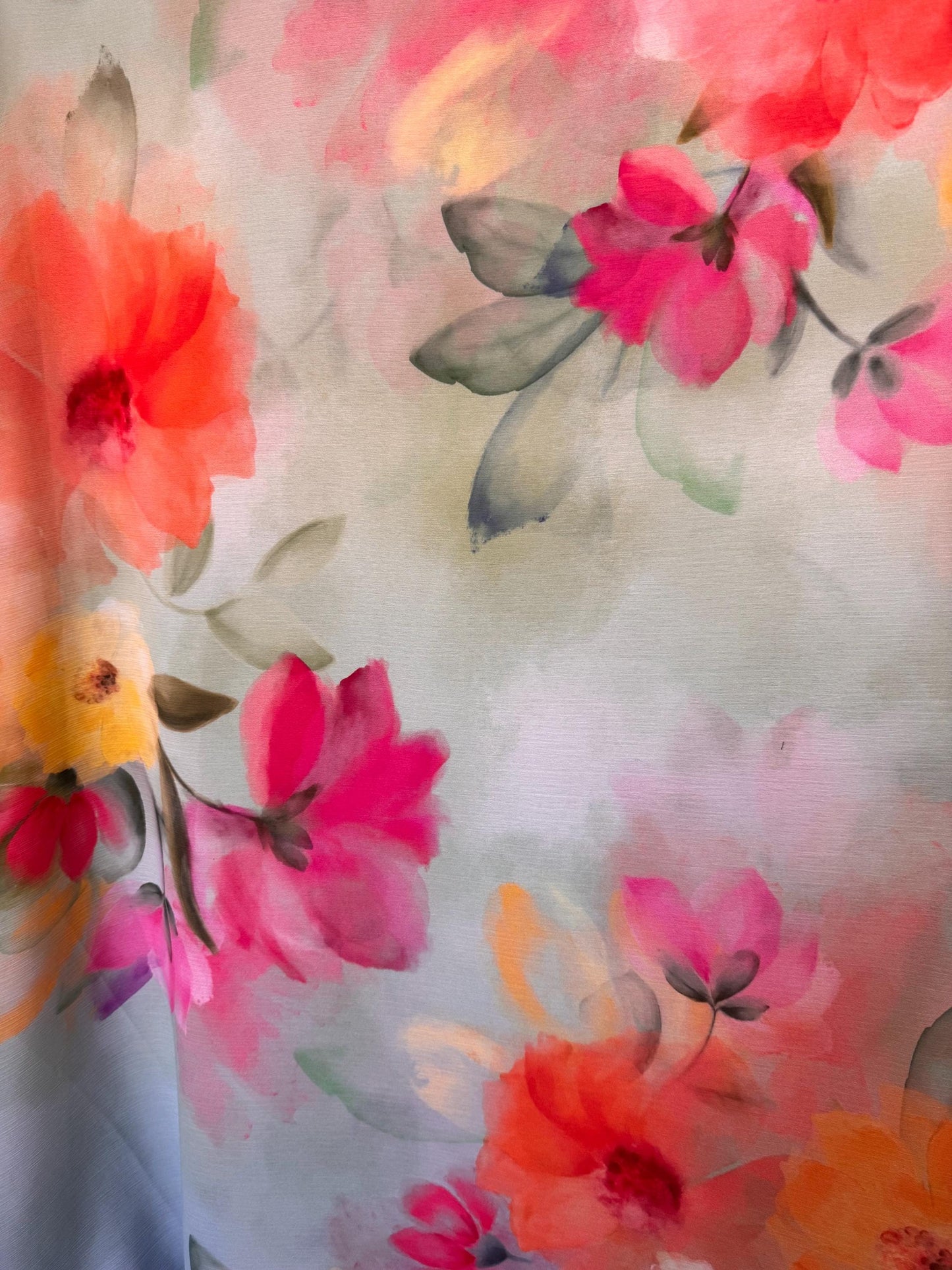 Beautiful flowers design print on high quality of chiffon silk non stretch 58/60 sold by the YD. ships Worldwide from Los Angeles California