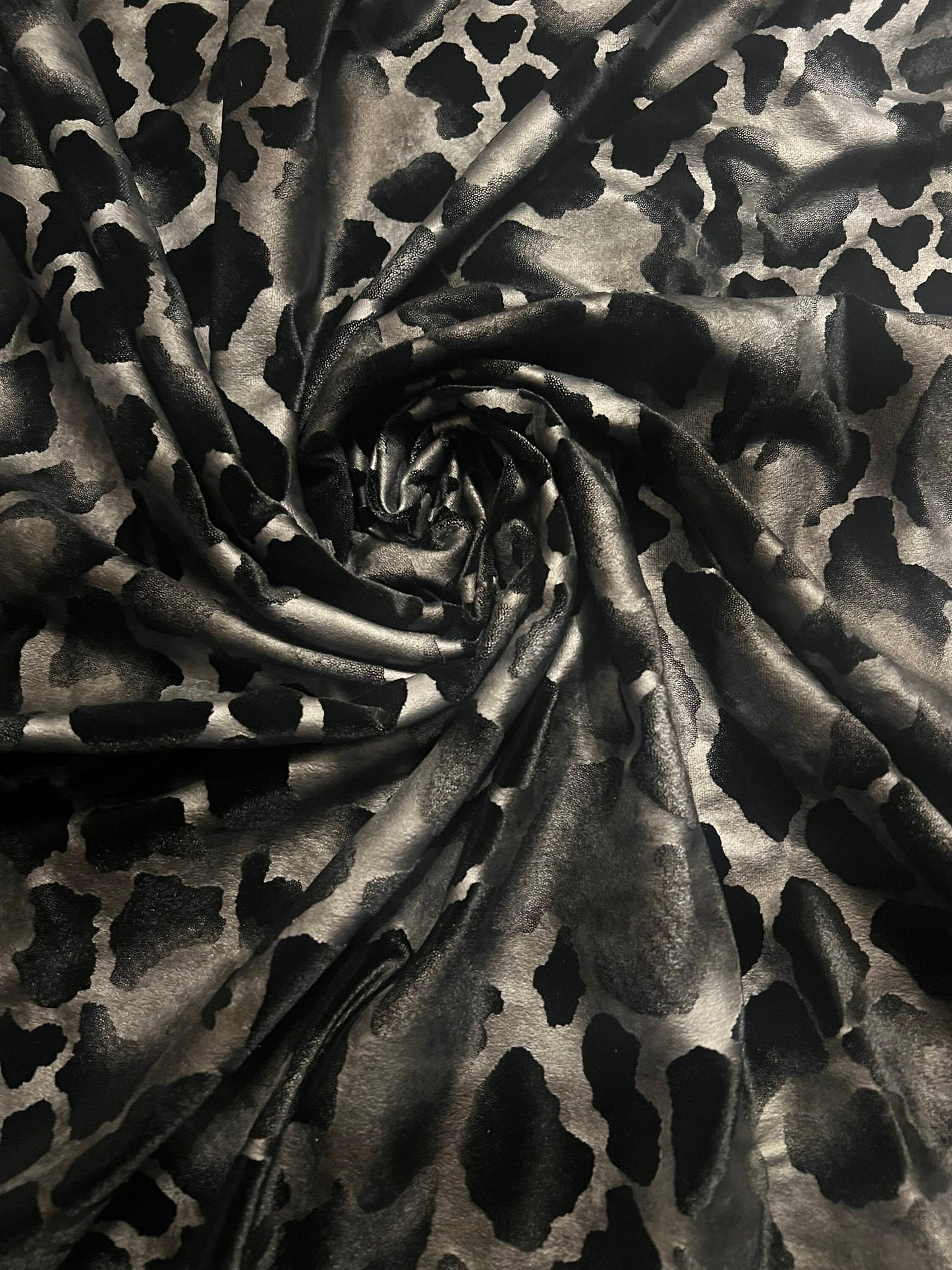 New giraffe pattern design print on stretch velvet 4-way stretch 58/60”sold by the YD. Ships Worldwide from Los Angeles California USA.