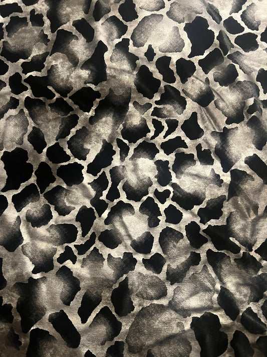 New giraffe pattern design print on stretch velvet 4-way stretch 58/60”sold by the YD. Ships Worldwide from Los Angeles California USA.