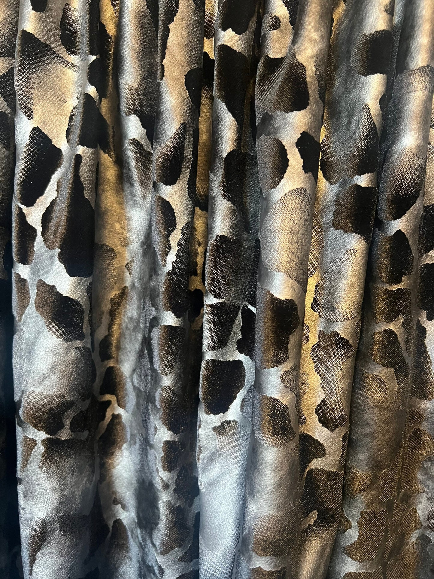 New giraffe pattern design print on stretch velvet 4-way stretch 58/60”sold by the YD. Ships Worldwide from Los Angeles California USA.