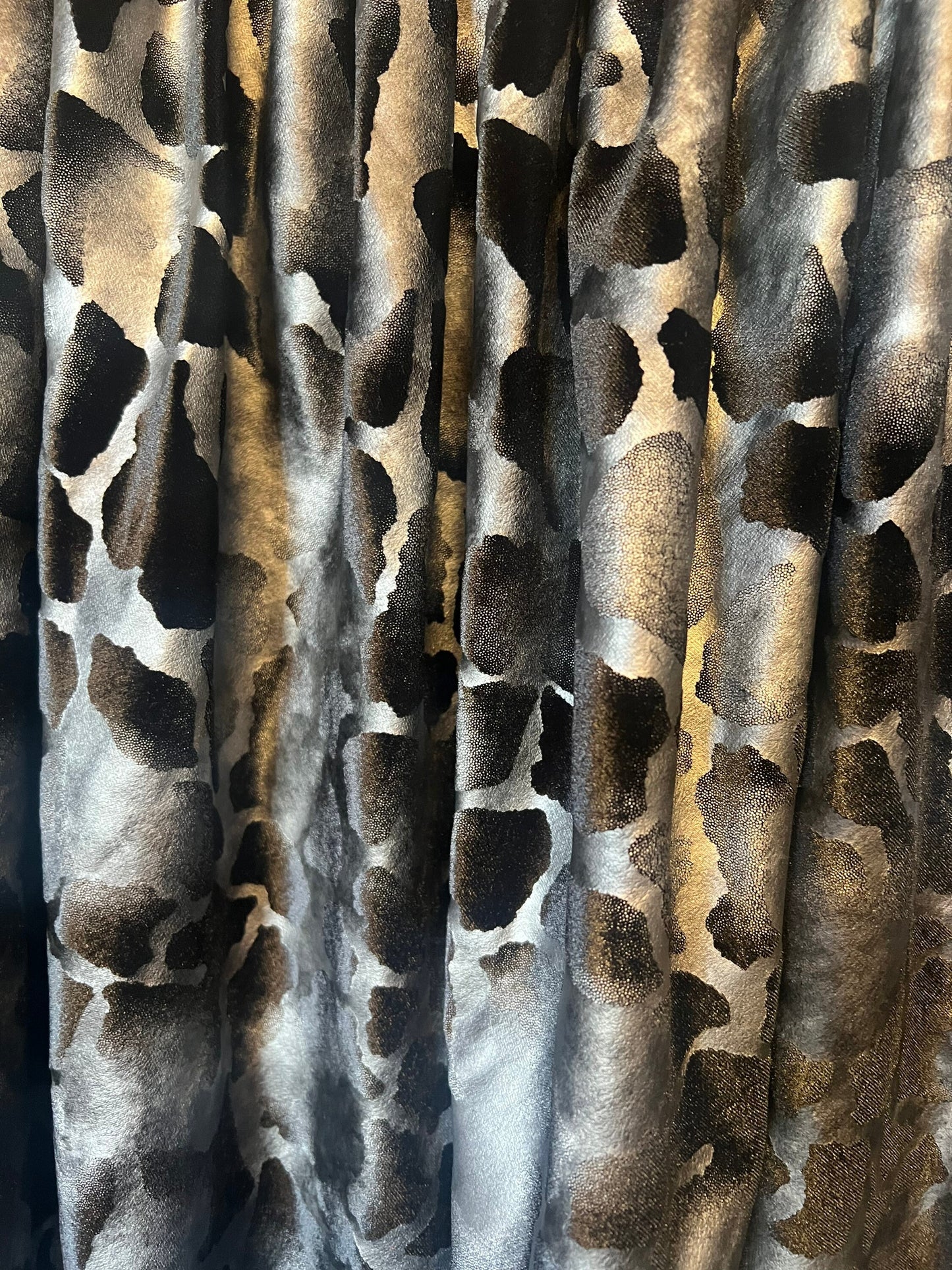 New giraffe pattern design print on stretch velvet 4-way stretch 58/60”sold by the YD. Ships Worldwide from Los Angeles California USA.