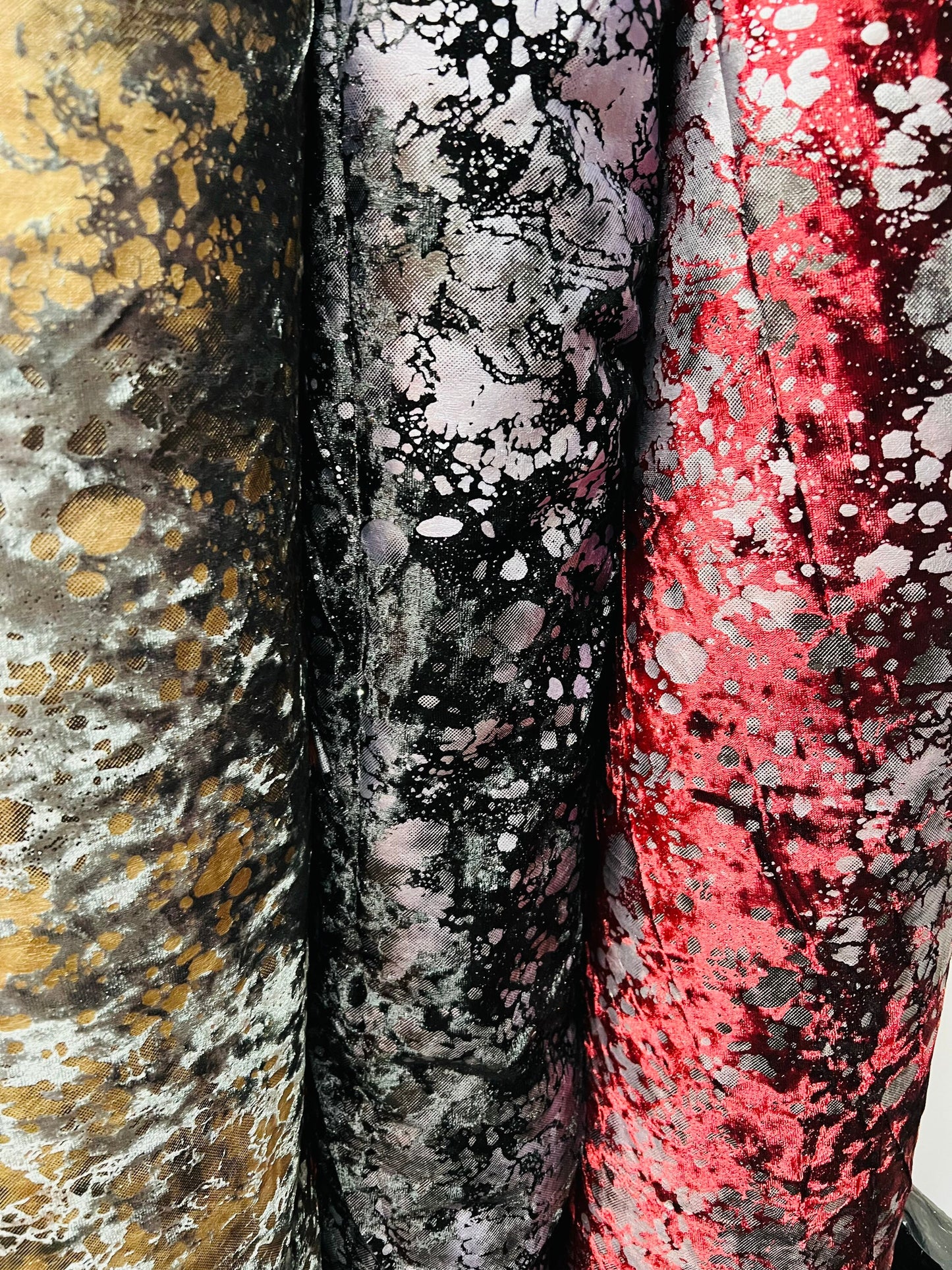 New splatter paint design metallic print on stretch velvet with foil 58/60”sold by the YD. Ships worldwide from Los Angeles California USA.