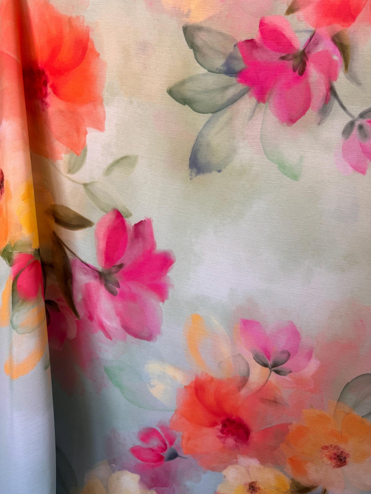 Beautiful flowers design print on high quality of chiffon silk non stretch 58/60 sold by the YD. ships Worldwide from Los Angeles California